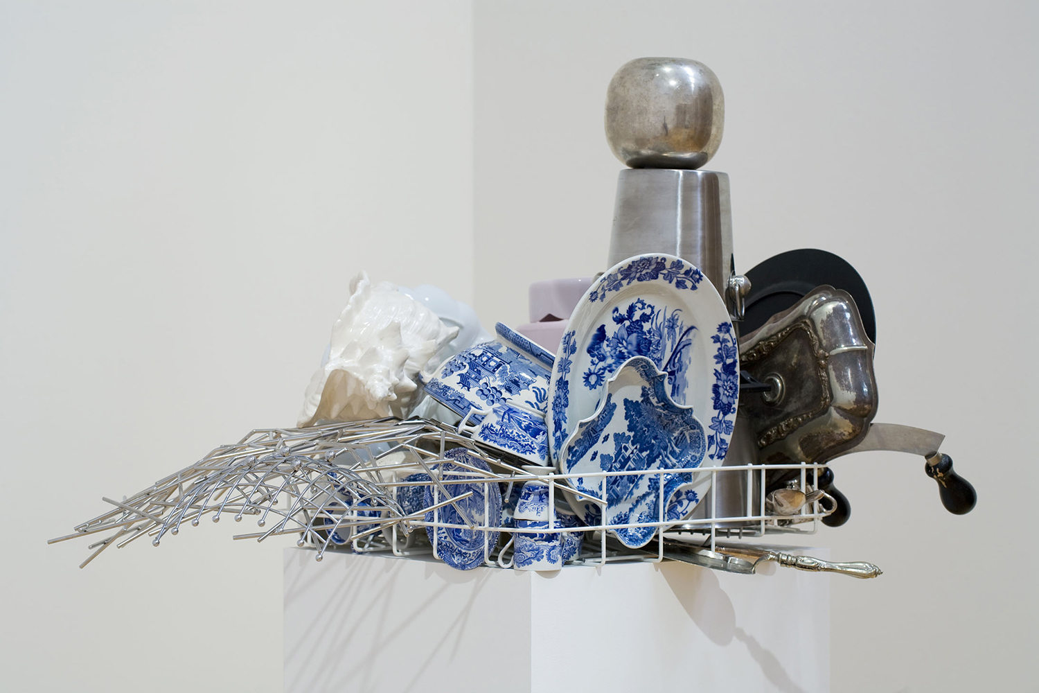Nicole Wermers Abwaschskulpturen (Dishwashing Sculpture) (2013) detail. Courtesy the Artist & Herald Street Gallery. Photography Ellie Laycock